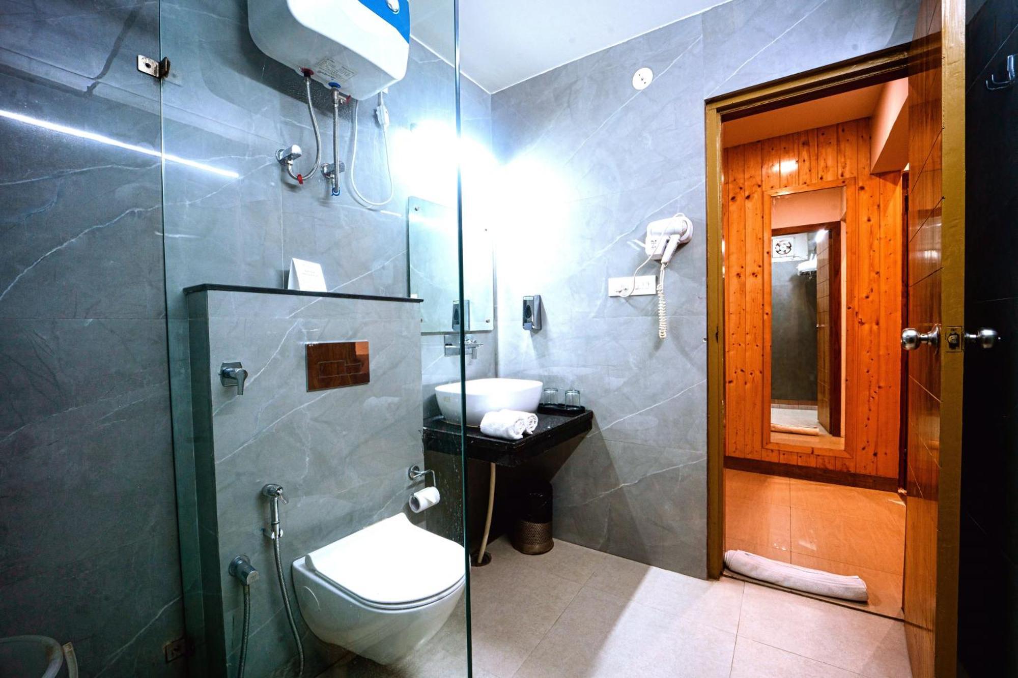 Grand Legacy Beacon, Dehradun Hotel Buitenkant foto