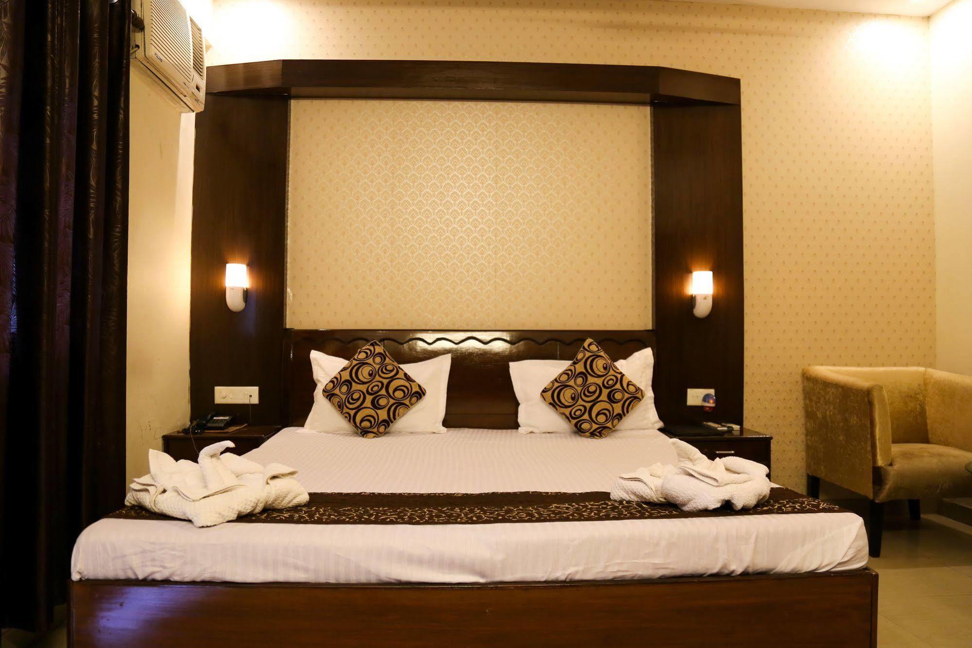 Grand Legacy Beacon, Dehradun Hotel Buitenkant foto