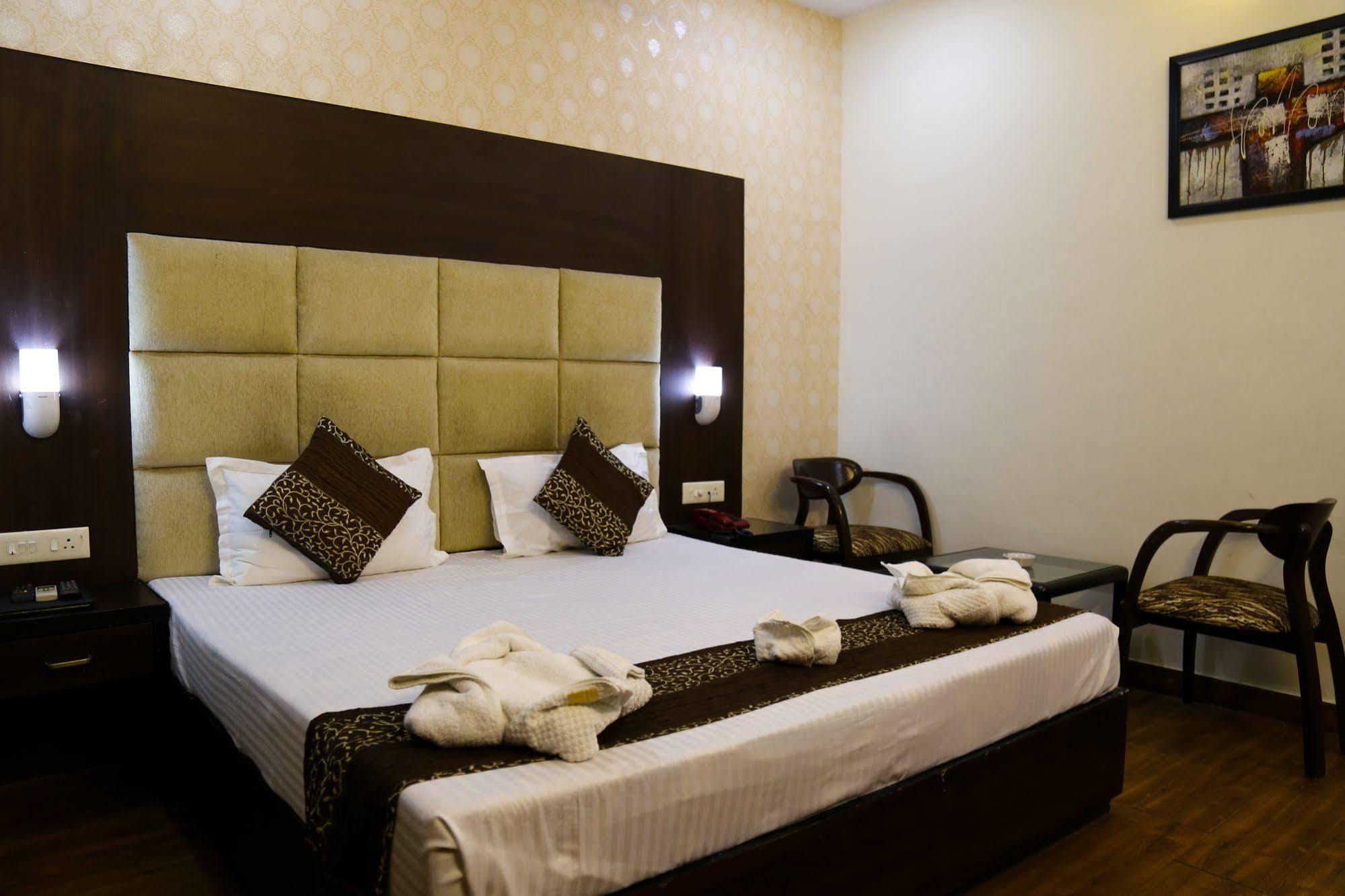 Grand Legacy Beacon, Dehradun Hotel Buitenkant foto