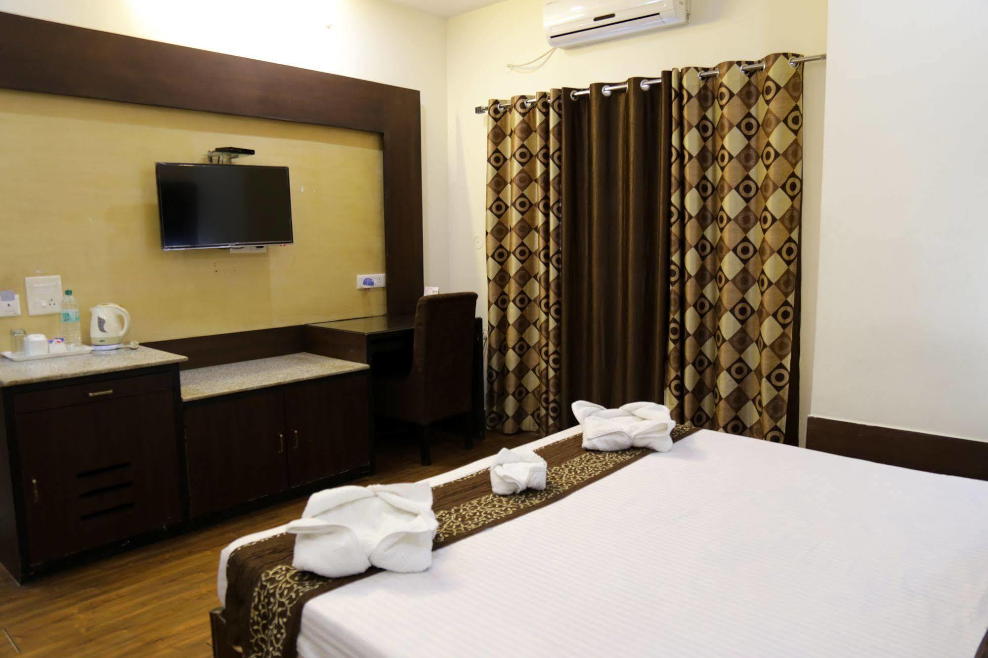 Grand Legacy Beacon, Dehradun Hotel Buitenkant foto