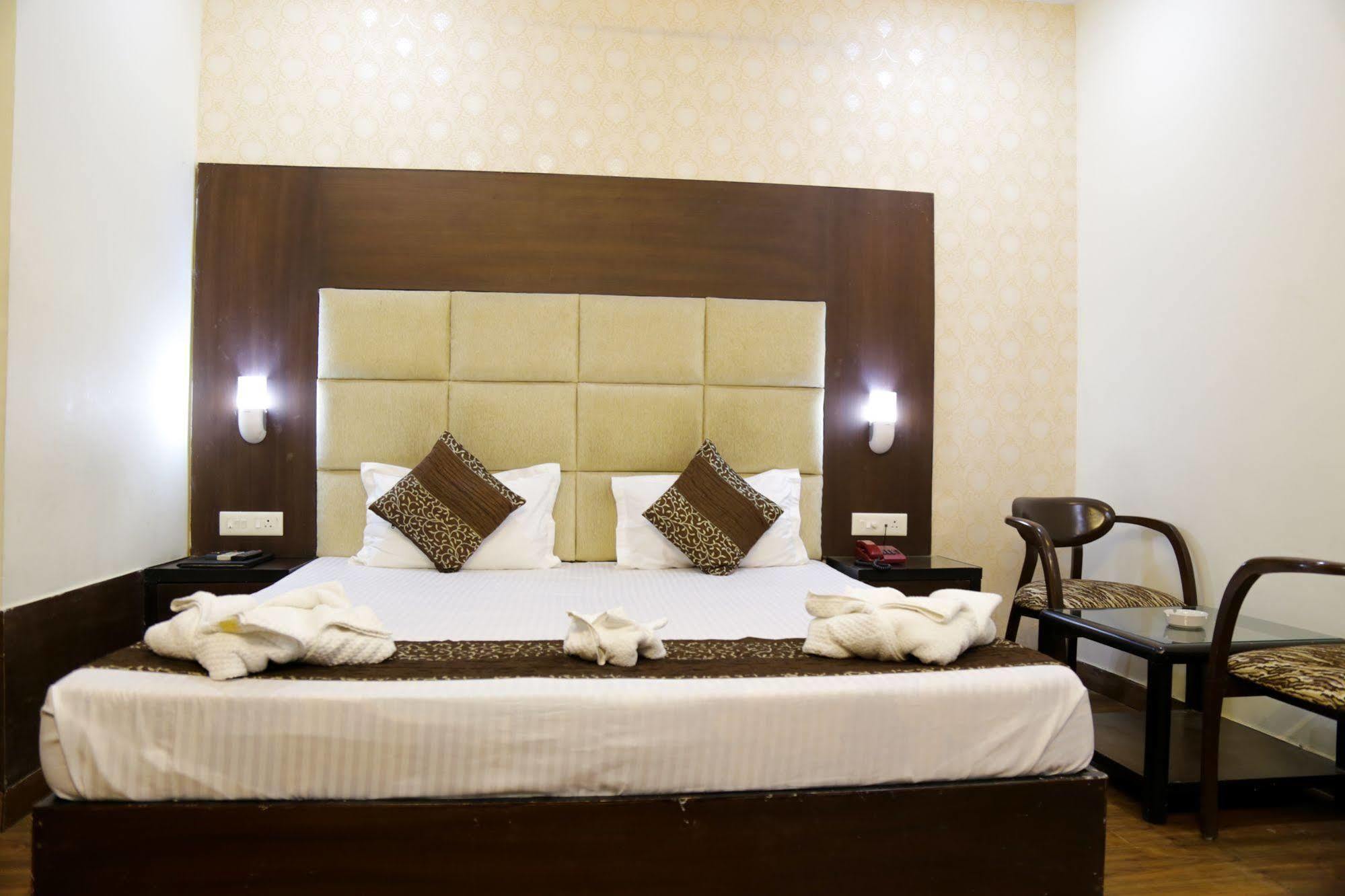 Grand Legacy Beacon, Dehradun Hotel Buitenkant foto