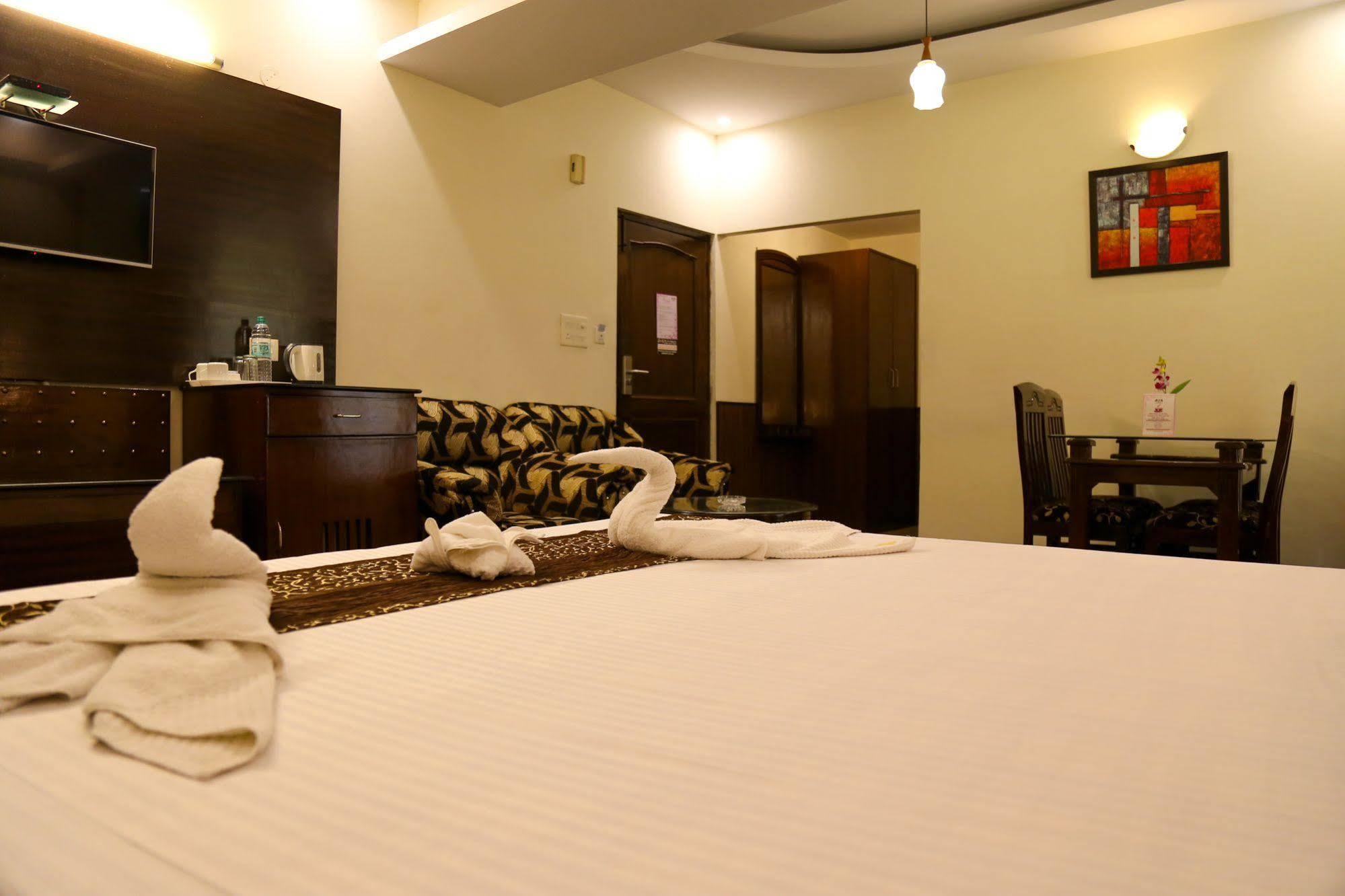 Grand Legacy Beacon, Dehradun Hotel Buitenkant foto