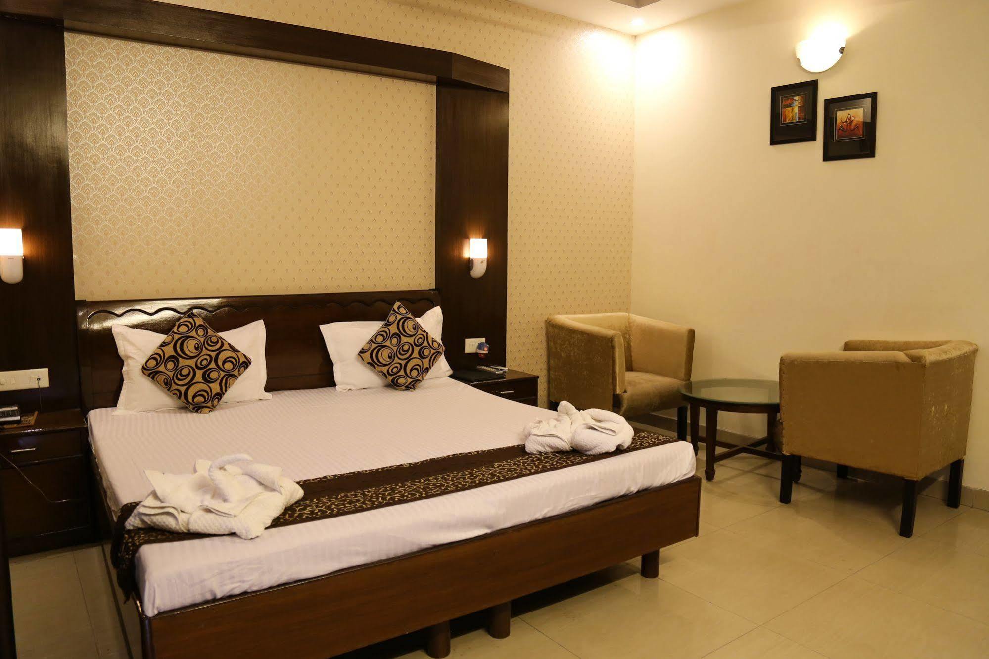 Grand Legacy Beacon, Dehradun Hotel Buitenkant foto