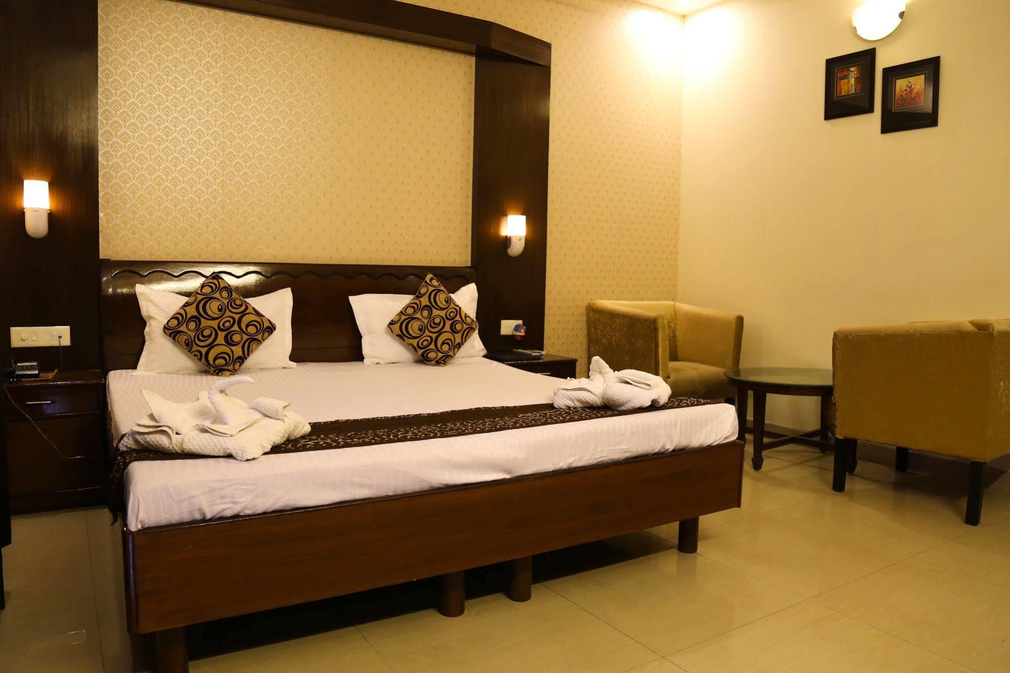 Grand Legacy Beacon, Dehradun Hotel Buitenkant foto