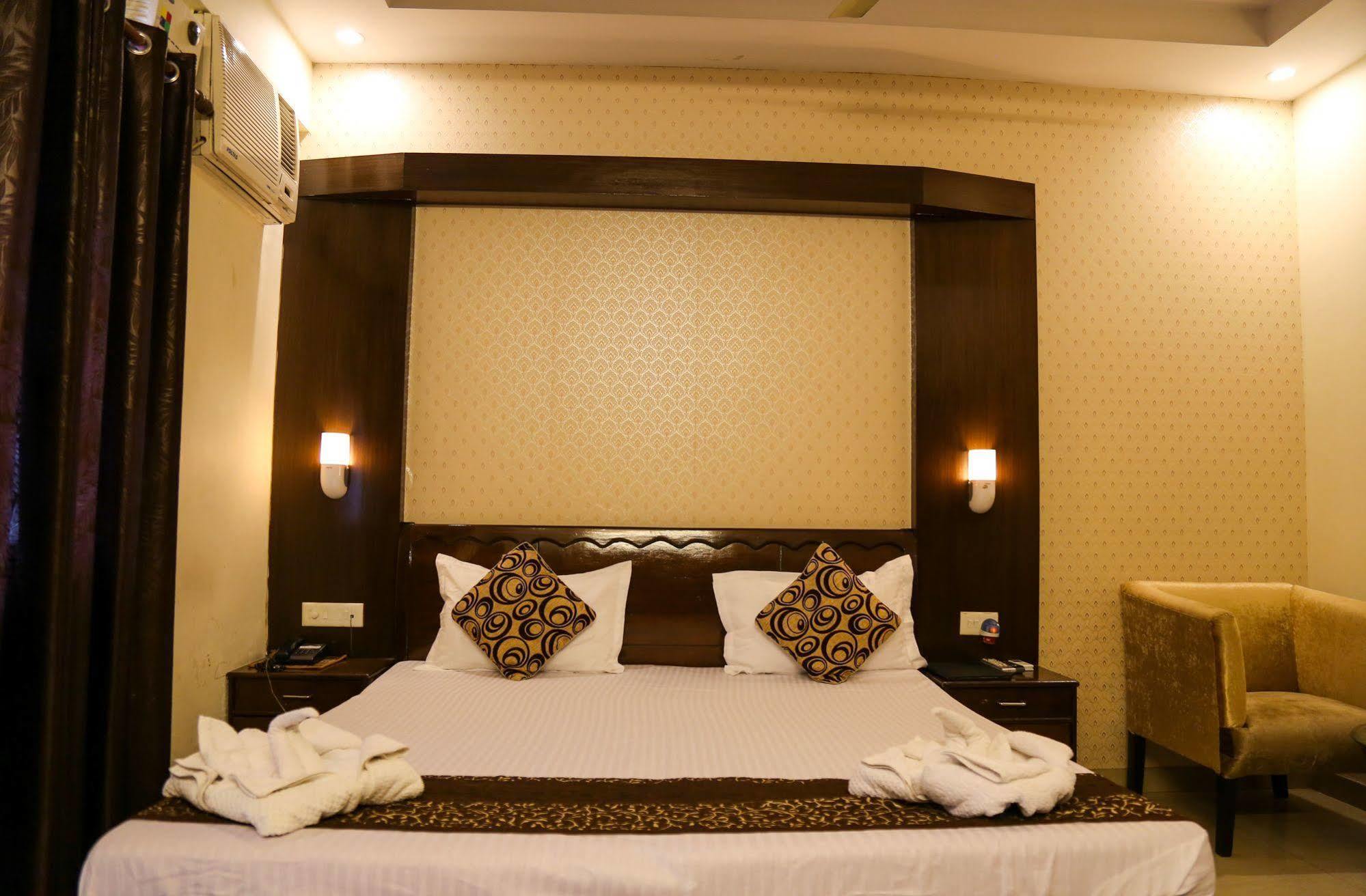 Grand Legacy Beacon, Dehradun Hotel Buitenkant foto